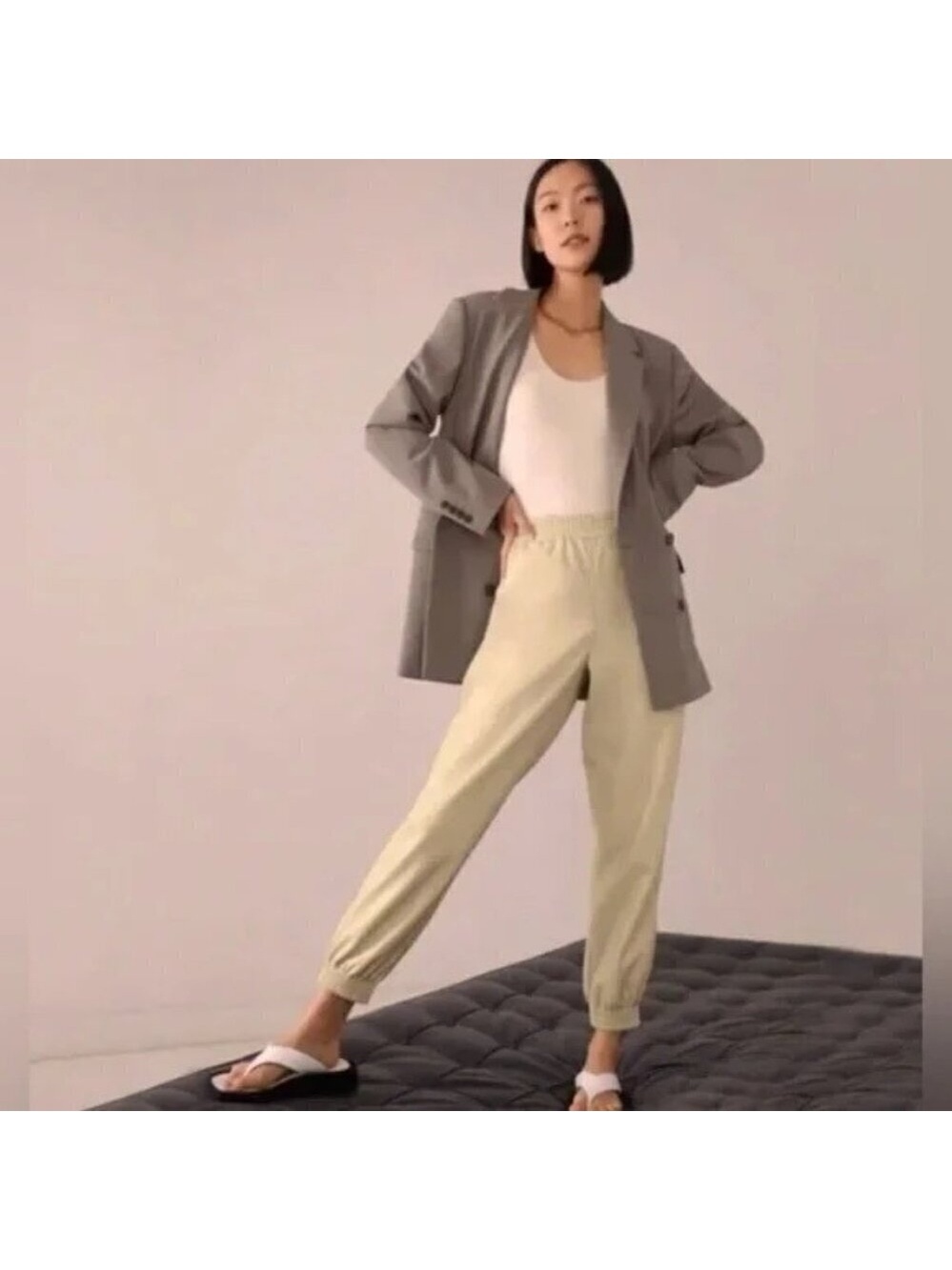 Aritzia Babaton Zedel Faux Vegan Leather Jogger Pant in cream Size XS High Rise